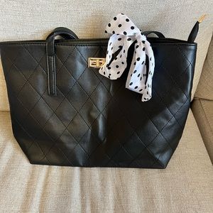 Black tote purse